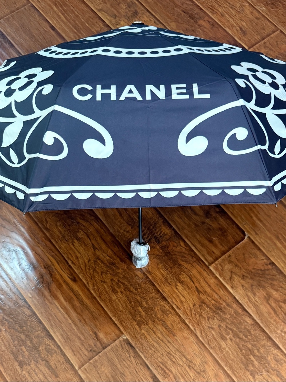 Chanel umbrella Black & White
Floral Luxe Automatic EUC
W/slip pocket - Picture 5 of 10